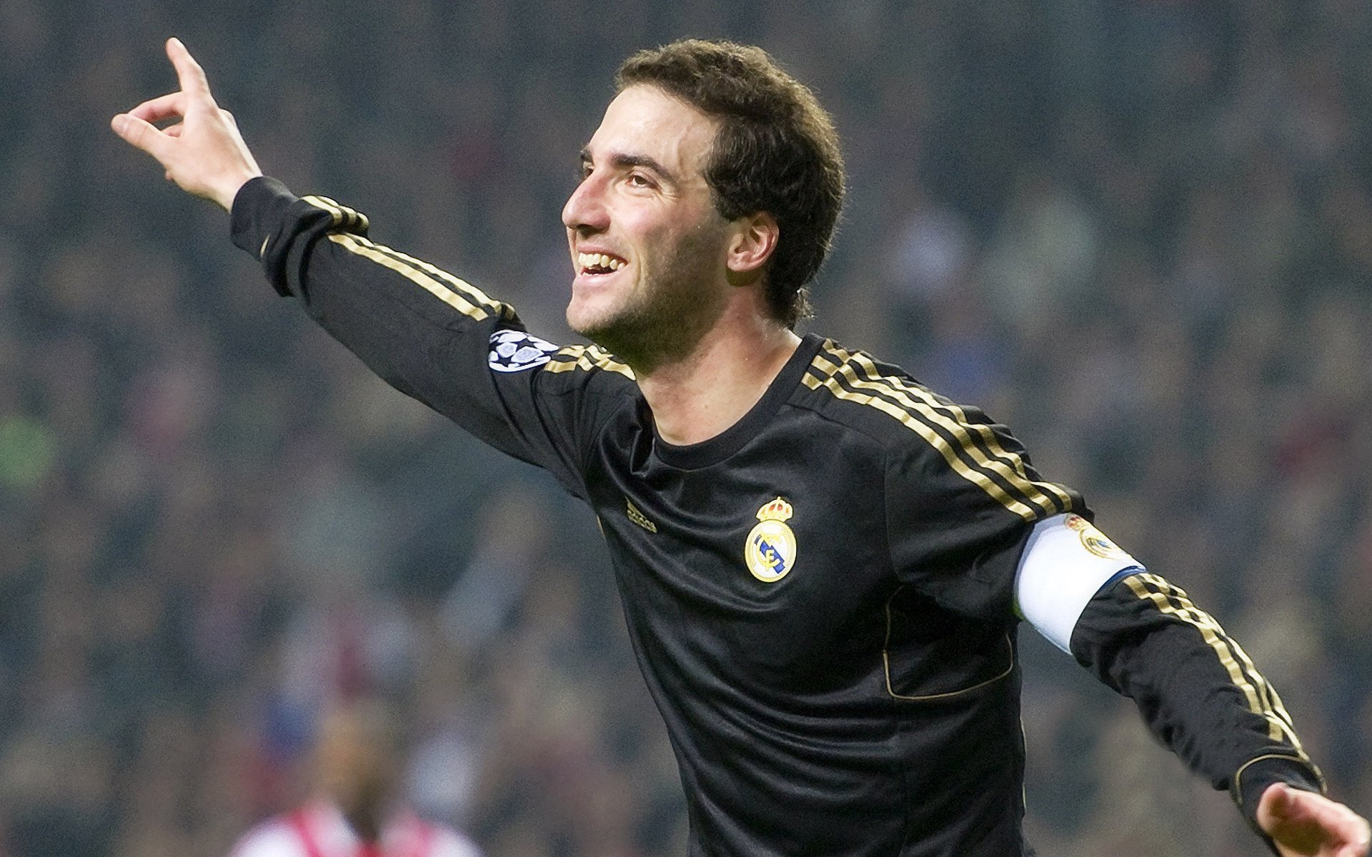 AYX GAME-尤文图斯中场调度精准增强控场能力，尤文图斯站位